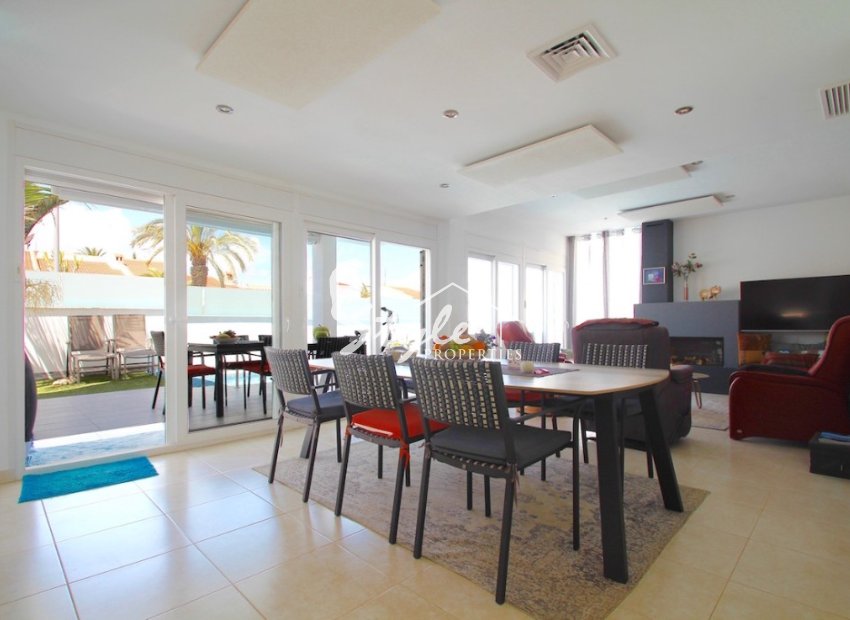 Vendemos una villa con piscina privada cerca del mar en Mil Palmeras, Pilar de la Horadada, con vistas 