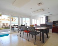 Vendemos una villa con piscina privada cerca del mar en Mil Palmeras, Pilar de la Horadada, con vistas 