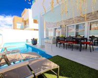 Vendemos una villa con piscina privada cerca del mar en Mil Palmeras, Pilar de la Horadada, con vistas 