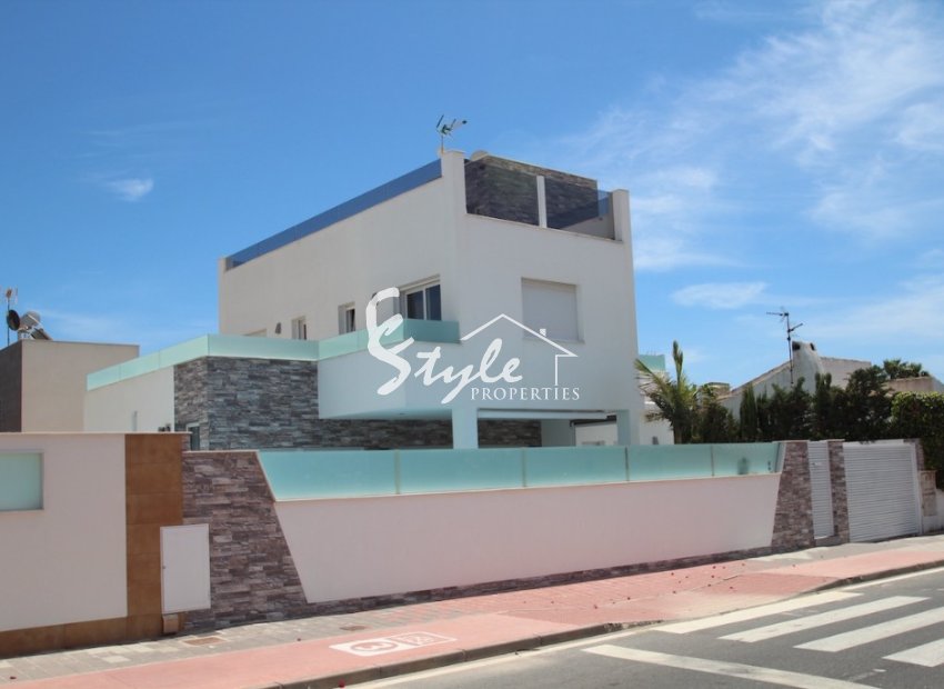 Vendemos una villa con piscina privada cerca del mar en Mil Palmeras, Pilar de la Horadada, con vistas 