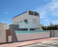 Vendemos una villa con piscina privada cerca del mar en Mil Palmeras, Pilar de la Horadada, con vistas 