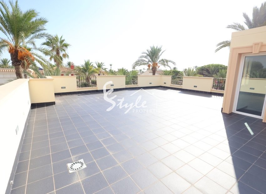 Villa con piscina a pocos pasos del mar en venta en Cabo Roig, Costa Blanca, España. ID2353