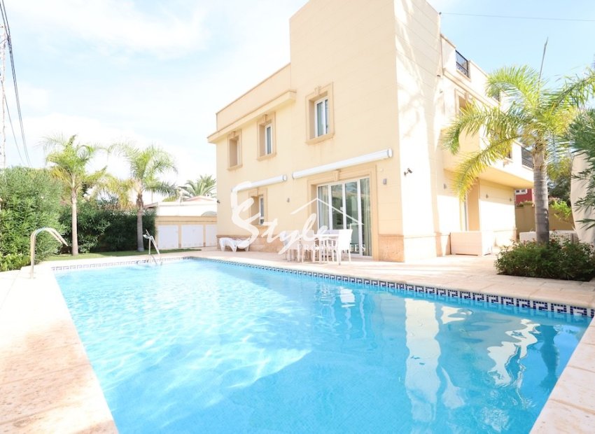 Villa con piscina a pocos pasos del mar en venta en Cabo Roig, Costa Blanca, España. ID2353