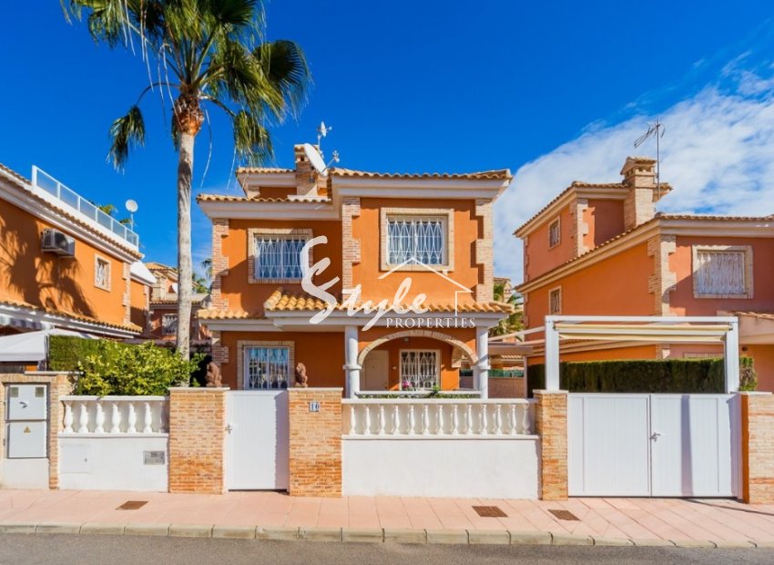 Villa con piscina privada cerca de la playa en Playa Flamenca, Orihuela Costa, Costa Blanca, España