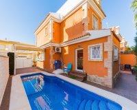 Villa con piscina privada cerca de la playa en Playa Flamenca, Orihuela Costa, Costa Blanca, España