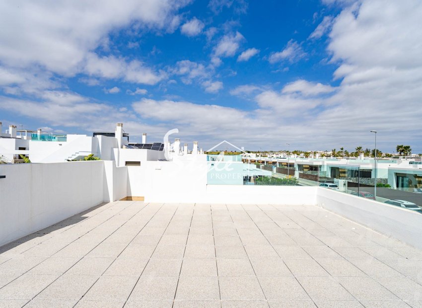 Villa construida en 2024 con piscina privada y solárium en venta en Vistabella Golf, Orihuela Costa, Costa Blanca. ID2993