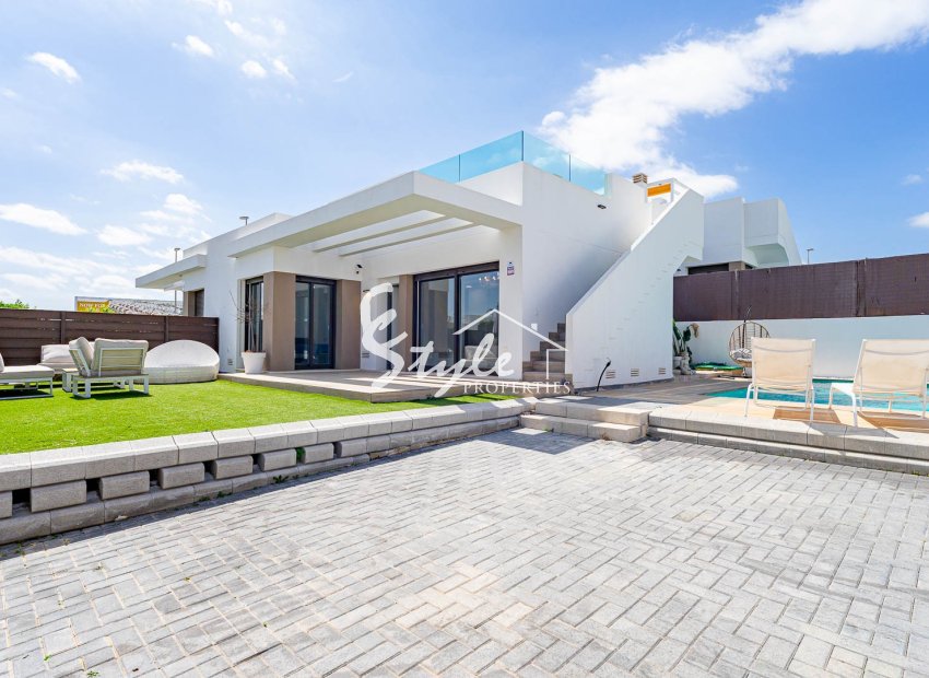 Villa construida en 2024 con piscina privada y solárium en venta en Vistabella Golf, Orihuela Costa, Costa Blanca. ID2993