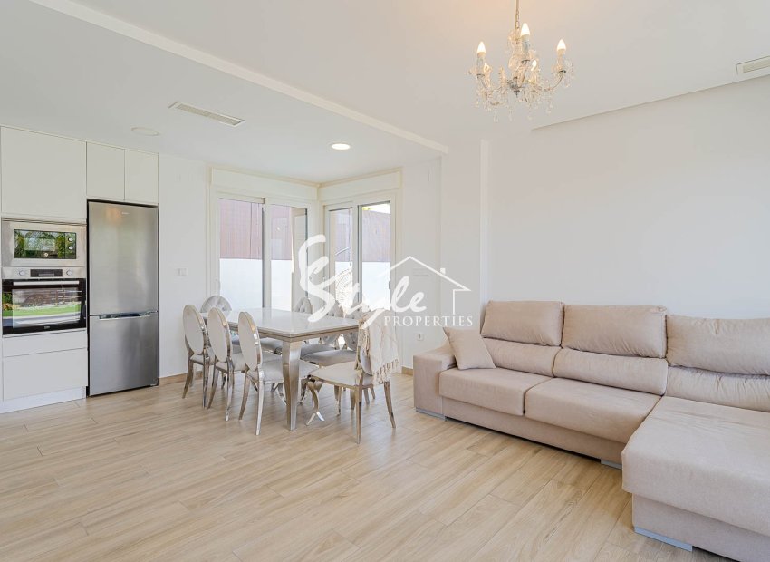 Villa construida en 2024 con piscina privada y solárium en venta en Vistabella Golf, Orihuela Costa, Costa Blanca. ID2993