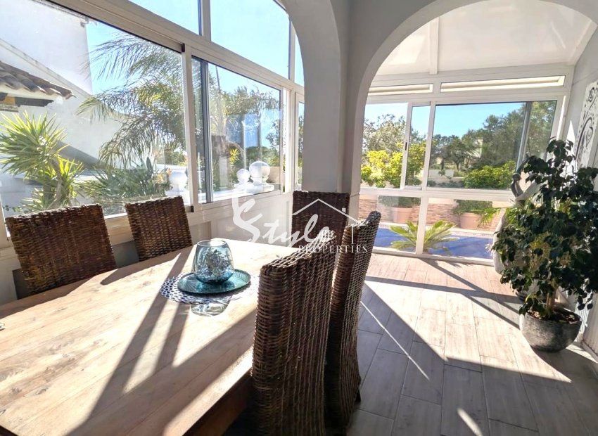 Villa de 4 dormitorios con vistas al mar en venta en La Zenia, Costa Blanca, España. ID2329