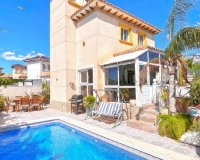 Villa de 4 dormitorios con vistas al mar en venta en La Zenia, Costa Blanca, España. ID2329
