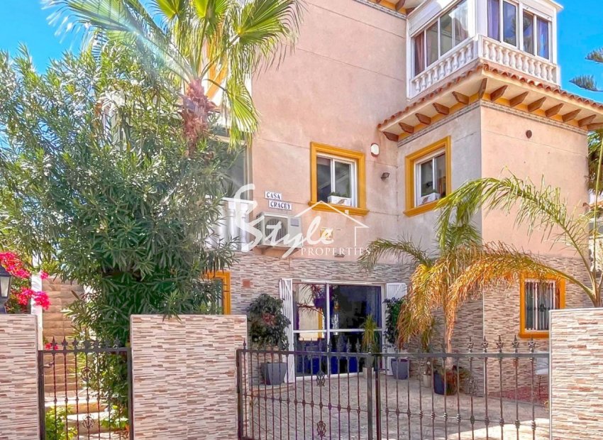 Villa de 4 dormitorios con vistas al mar en venta en La Zenia, Costa Blanca, España. ID2329