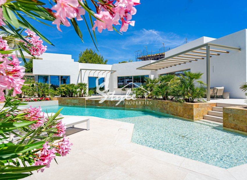 Villa de lujo de nueva construcción con piscina infinity en venta en Las Colinas, Costa Blanca, España. ID2123