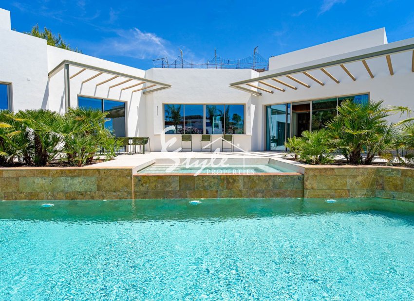 Villa de lujo de nueva construcción con piscina infinity en venta en Las Colinas, Costa Blanca, España. ID2123