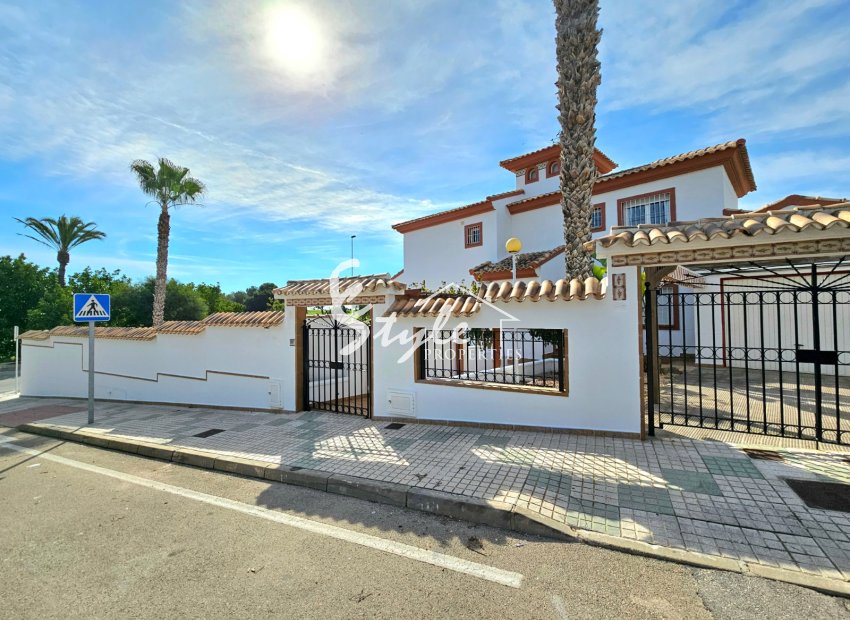 Villa de lujo en primera línea de golf en Campoamor – 4 dormitorios, piscina privada, Costa Blanca. ID 2759
