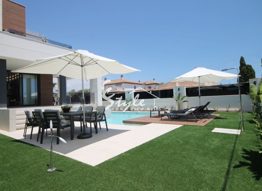 Villa de obra nueva en venta en Torrevieja, Costa Blanca, España. ON1585