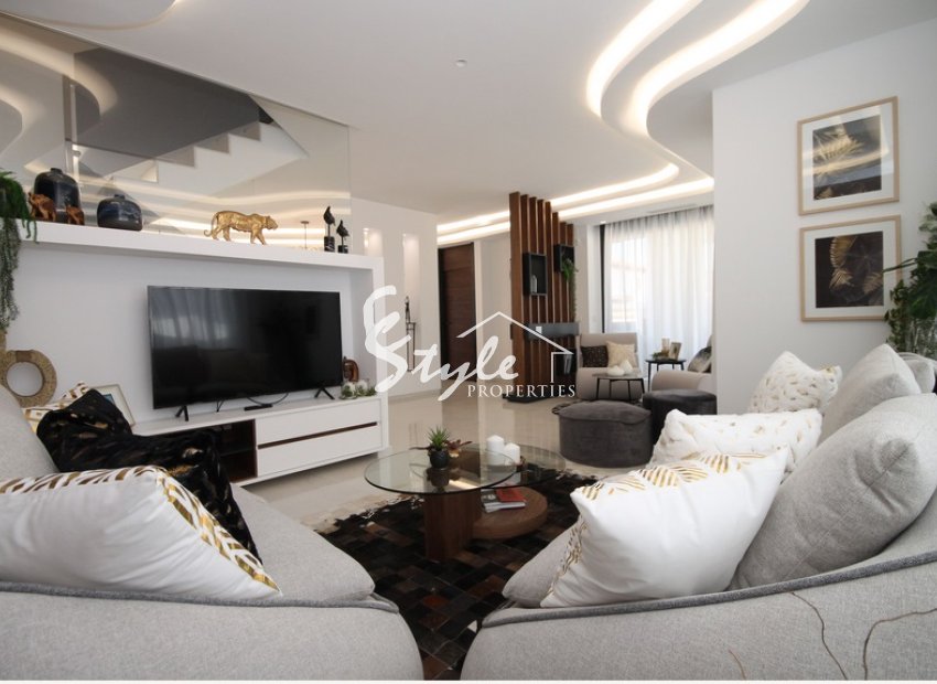 Villa de obra nueva en venta en Torrevieja, Costa Blanca, España. ON1585