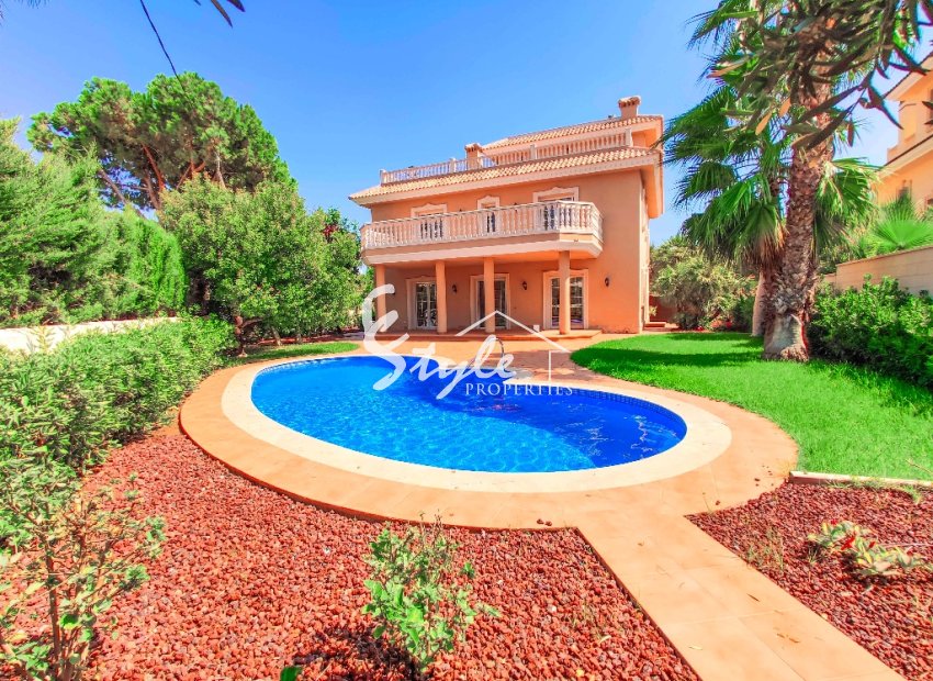 Villa en venta cerca al mar con piscina, Cabo Roig, Orihuela Costa, Alicante, Costa Blanca
