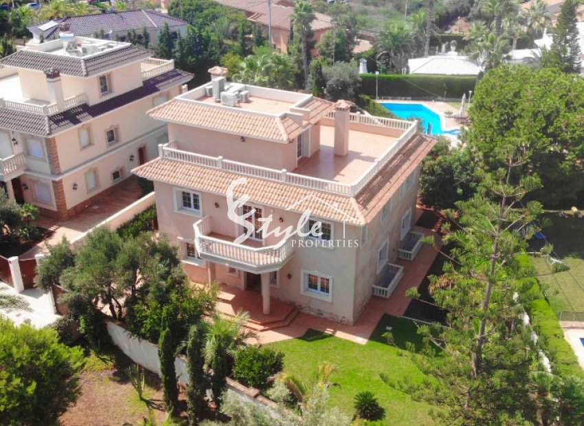 Villa en venta cerca al mar con piscina, Cabo Roig, Orihuela Costa, Alicante, Costa Blanca