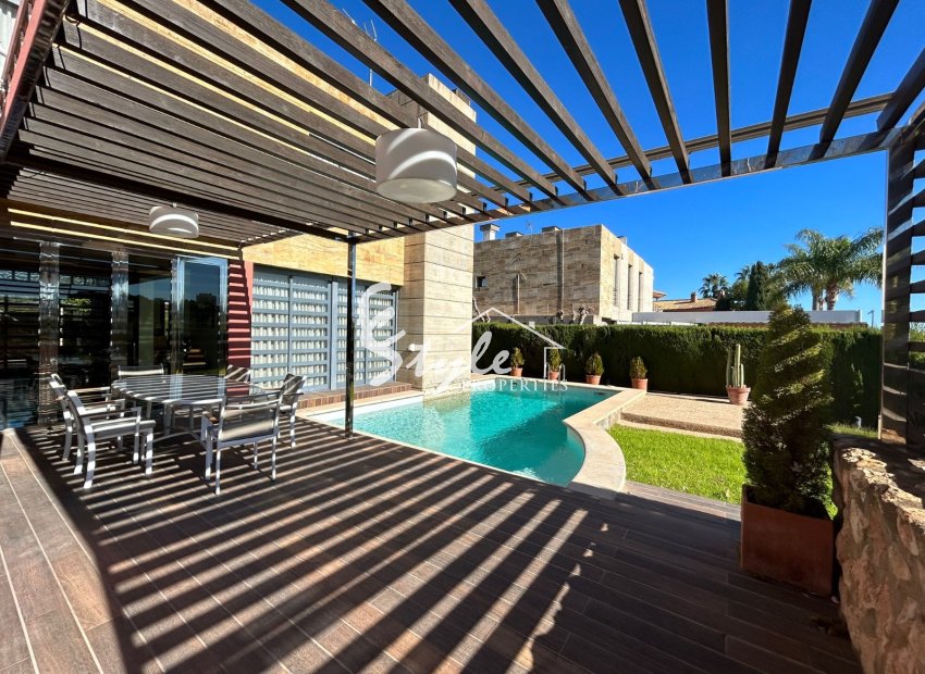 Villa Independiente de Lujo con Vistas al Mar en Venta en Dehesa de Campoamor- ID2712