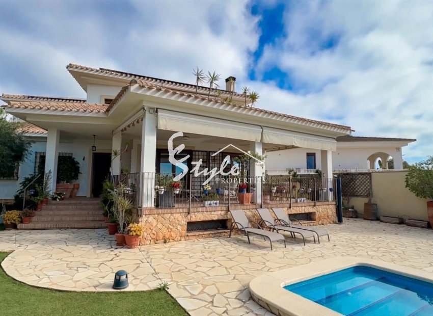 Villa mediterránea de lujo en Dehesa de Campoamor a 800 m del mar con piscina privada. ID2789