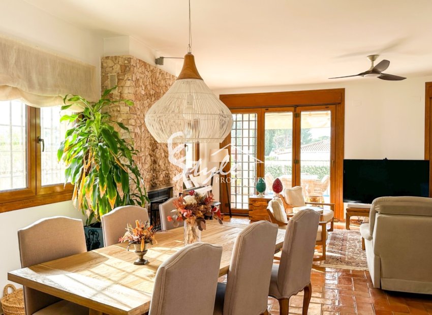 Villa mediterránea de lujo en Dehesa de Campoamor a 800 m del mar con piscina privada. ID2789