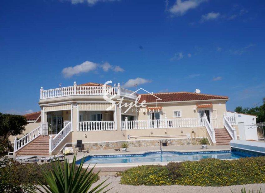 Villa with a large plot and a private pool for sale in Catral, Costa Blanca, Spain