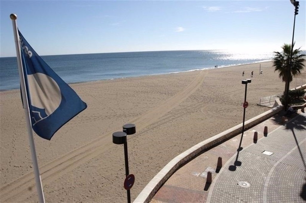 Las playas de la Costa Blanca consiguen 75 Banderas Azules