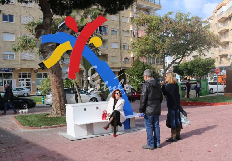 Пальма для подзарядки телефона установлена ​​в Торревьехе