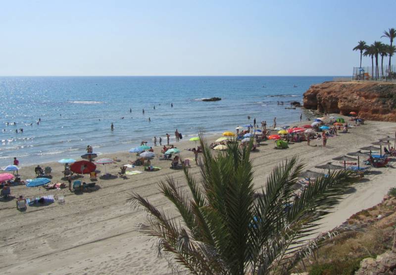 Orihuela Costa beach cleaning intensifies in preparation for Easter 