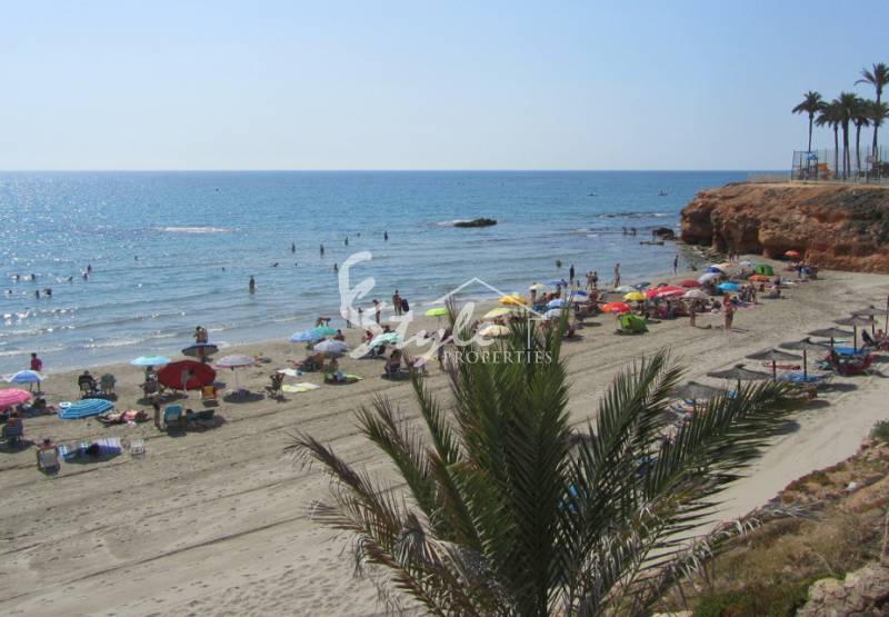 Orihuela Costa beach cleaning intensifies in preparation for Easter 