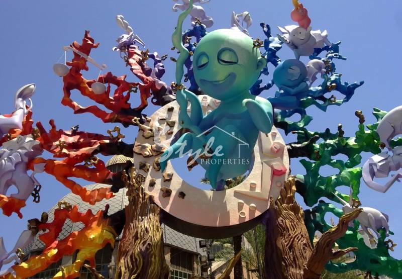 Аликанте празднует приход лета кострами Сан Хуана