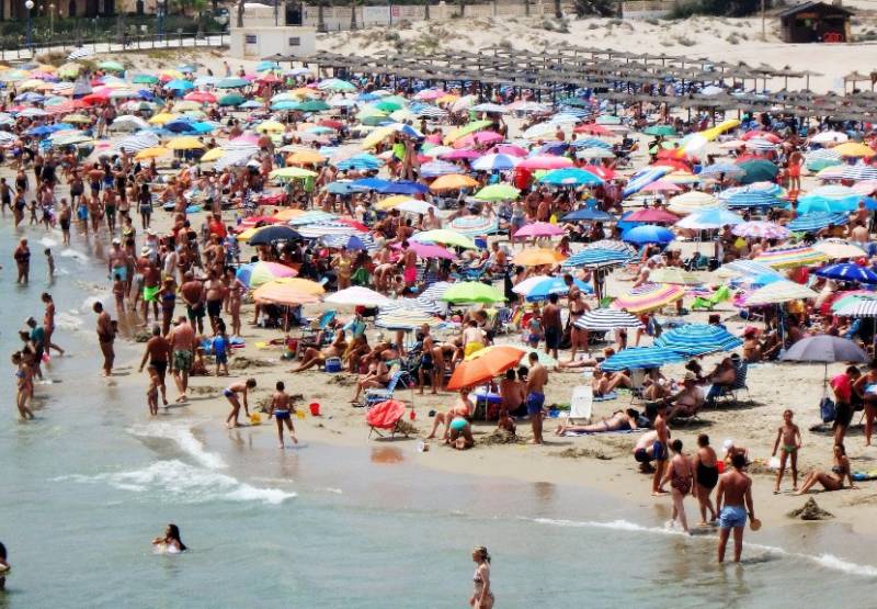 ​Costa Blanca beaches packed with visitors