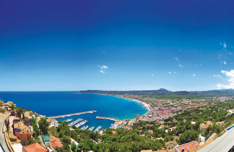 More than 400,000 foreign tourists visited the Costa Blanca in January 