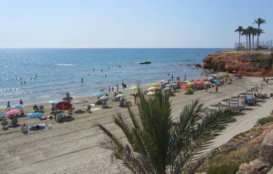 Orihuela Costa beach cleaning intensifies in preparation for Easter 