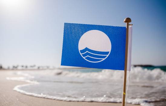 Коста Бланка занимает первое место в списке пляжей награжденных Голубыми Флагами в 2017 году