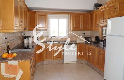 Вилла с большим участком и бассейном в Catral, Коста Бланка, Испания