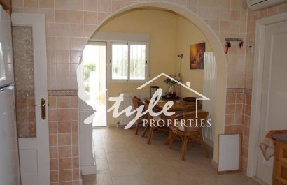 Вилла с большим участком и бассейном в Catral, Коста Бланка, Испания