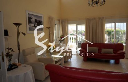 Вилла с большим участком и бассейном в Catral, Коста Бланка, Испания