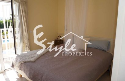 Вилла с большим участком и бассейном в Catral, Коста Бланка, Испания