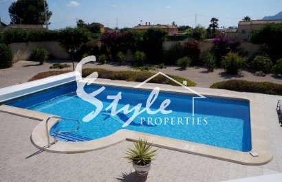 Вилла с большим участком и бассейном в Catral, Коста Бланка, Испания