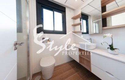 Полностью меблированная новая вилла с бассейном на продажу в Сьюдад Кесада, Коста Бланка, Испания