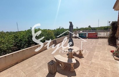 Купить двухэтажный дом с большим бассейном около моря в Сан-Мигель-де-Салинас. ID 4078