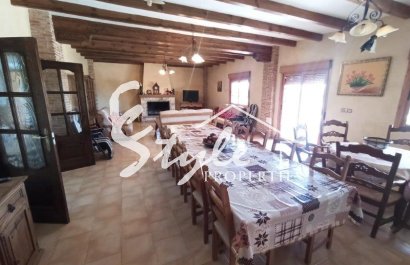 Купить двухэтажный дом с большим бассейном около моря в Сан-Мигель-де-Салинас. ID 4078