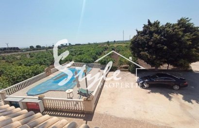 Купить двухэтажный дом с большим бассейном около моря в Сан-Мигель-де-Салинас. ID 4078