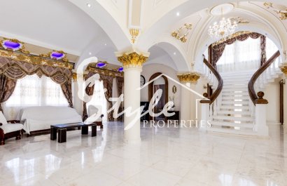 Финка с большим участком и классическим интерьером в продаже в La Marina, Costa Blanca South, Spain