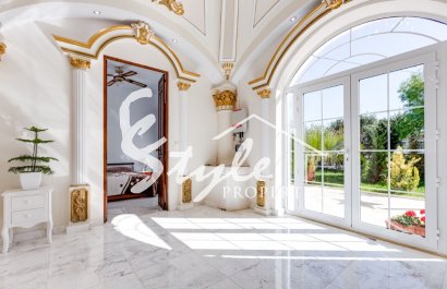 Финка с большим участком и классическим интерьером в продаже в La Marina, Costa Blanca South, Spain