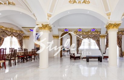 Финка с большим участком и классическим интерьером в продаже в La Marina, Costa Blanca South, Spain