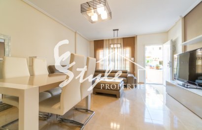 Купить Трехэтажный таунхаус с 3мя спальнями и бассейном недалеко от моря на Плайя Фламенка, Ориуэла Коста. ID: 4232