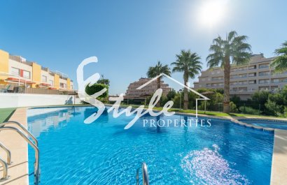 Купить Трехэтажный таунхаус с 3мя спальнями и бассейном недалеко от моря на Плайя Фламенка, Ориуэла Коста. ID: 4232