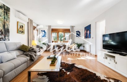 Купить отдельную виллу на море с прекрасным садом и бассейном в Los Balcones, Торревьеха, на Коста Бланке. ID 4254